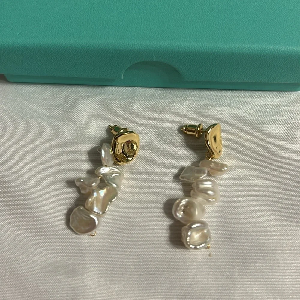 Gold Earrings with Intricate Detailing and Polished Finish Lot #6 - Picture 4 of 6